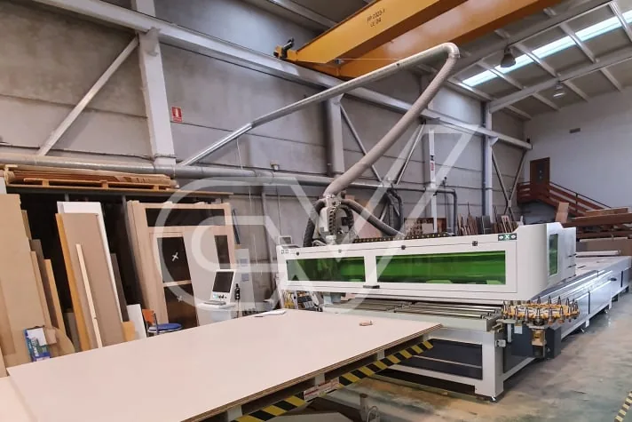 Nave de fabricación de Carpintería Valor con la seccionadora de paneles
