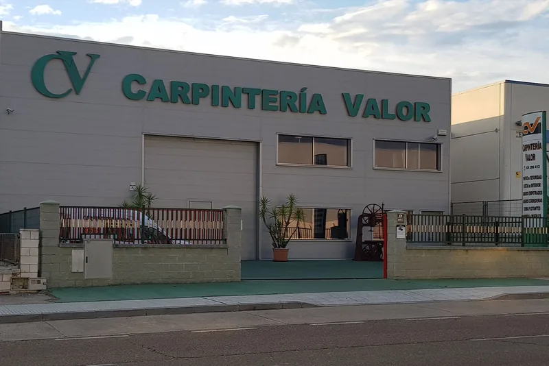 Fachada del taller de Carpintería Valor en Badajoz