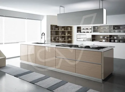 Cocina con isla alargada y frentes en tono madera clara