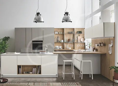 Cocina clara con península, taburetes y estantes de madera