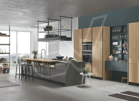 Cocina con isla central y armarios en madera y azul