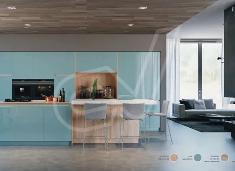 Cocina con frentes acristalados en azul integrada en el salón
