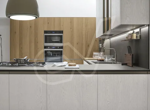 Cocina con columna de horno y microondas y frentes de madera