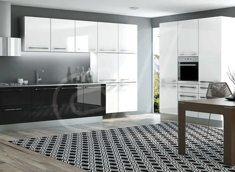 Cocina con frentes oscuros brillantes y mesa auxiliar