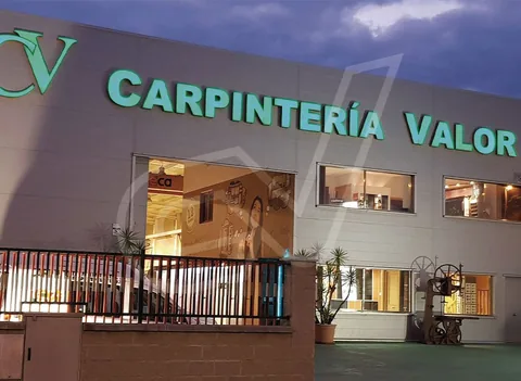Fachada de las instalaciones de Carpintería Valor con el rótulo de la empresa