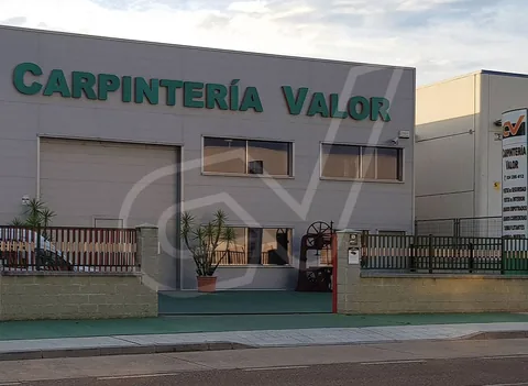 Exterior del taller de Carpintería Valor en el Polígono Industrial El Nevero