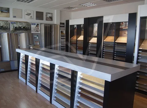 Expositor de muestras de puertas y acabados en la sala de exposición