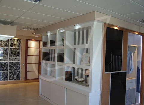 Sala de exposición con muestras de puertas y frentes de armario