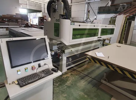 Panel de control de una máquina de mecanizado del taller