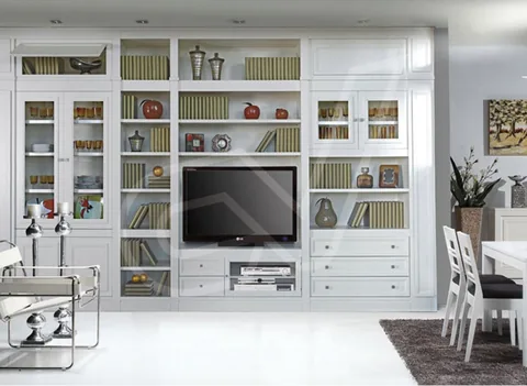 Librería a medida que ocupa toda la pared de un salón, con hueco central para el televisor