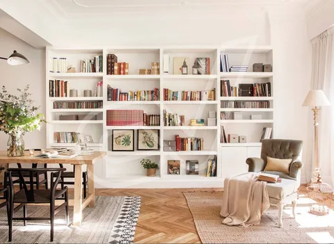 Librería blanca con zona de escritorio integrada bajo las baldas