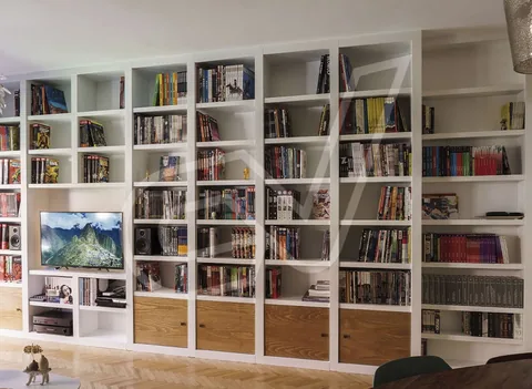 Librería blanca de gran capacidad con hueco para cuadro y televisor