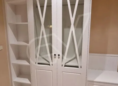 Armario blanco con puertas acristaladas de cuarterones