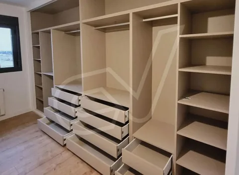 Interior de vestidor a medida con baldas y cajones a la vista