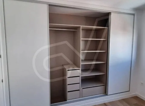 Armario de puertas correderas con interior de baldas y cajones