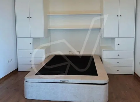 Mueble a medida con estantes y base de cama tapizada