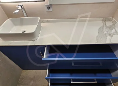 Mueble de baño a medida en azul con lavabo sobre encimera