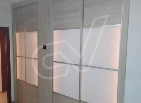 Armario de puertas correderas con paneles traslúcidos