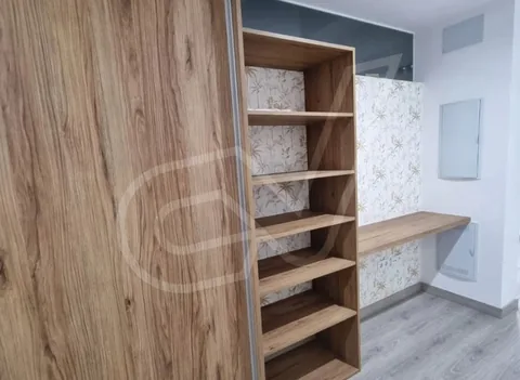 Mueble a medida de madera con baldas y zona de escritorio