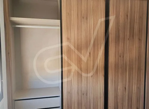 Armario abierto con baldas y cajones en tono madera