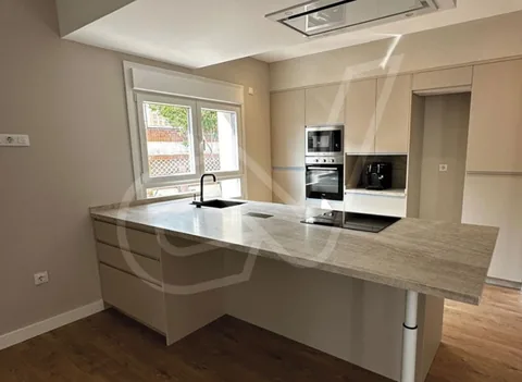 Cocina con isla central y encimera de gran formato