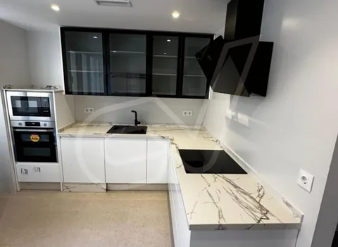 Cocina blanca en L con columna de horno y microondas