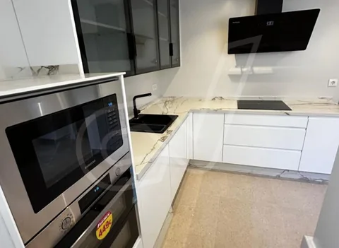 Cocina blanca con horno y microondas empotrados