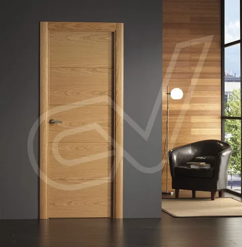 Puerta abatible de madera clara en un salón con ventanal