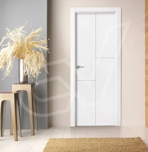 Puerta blanca con molduras geométricas en una entrada