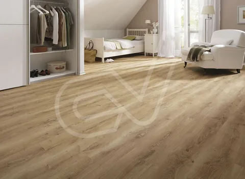 Suelo de madera en tono roble en un dormitorio abuhardillado
