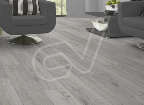 Suelo de madera en tono gris claro en una sala de estar