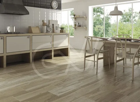 Suelo de madera en tono medio en una cocina con zona de comedor