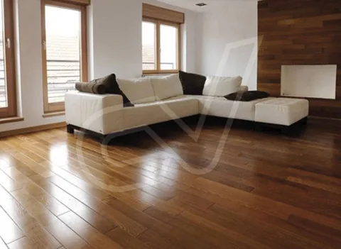 Suelo de madera en tono nogal en un salón con sofá rinconera