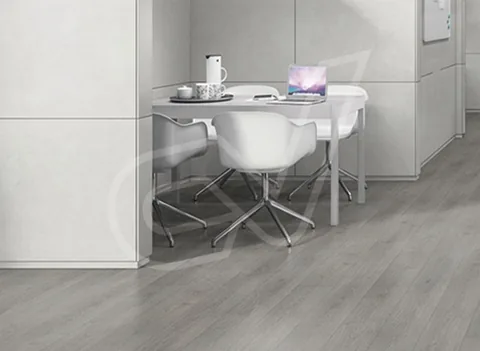 Suelo de madera en tono gris en una cocina blanca