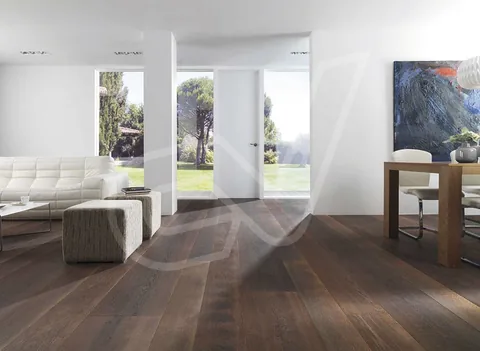 Suelo de madera oscura en un salón con grandes ventanales
