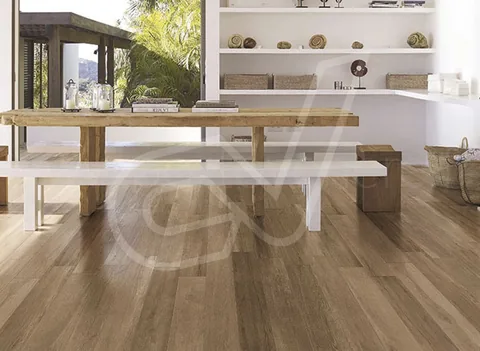 Suelo de madera en tono cálido en un comedor con mesa de madera