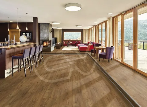 Suelo de madera oscura en un salón comedor abierto