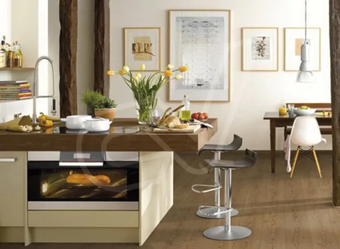 Suelo de madera en tono medio en una cocina con office