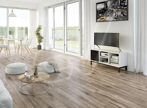 Suelo de madera clara en un salón con ventanales al jardín
