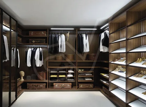 Vestidor en tono oscuro con iluminación LED en las baldas y zapatero lateral