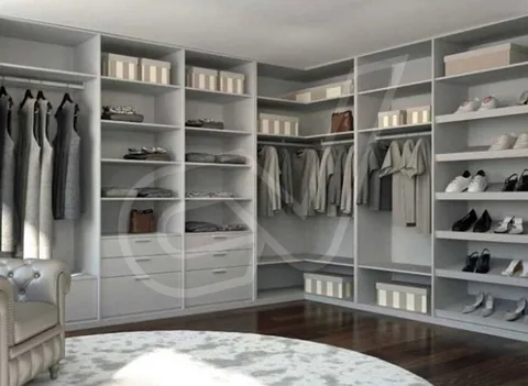 Vestidor en U de tonos claros con baldas destinadas al calzado