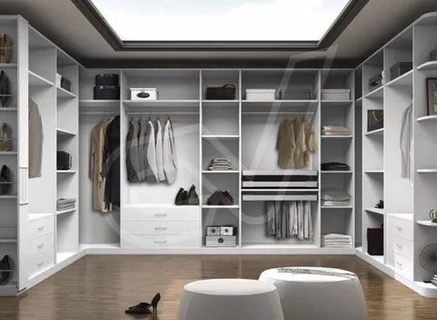 Vestidor blanco en U con cajoneras centrales y asientos tapizados