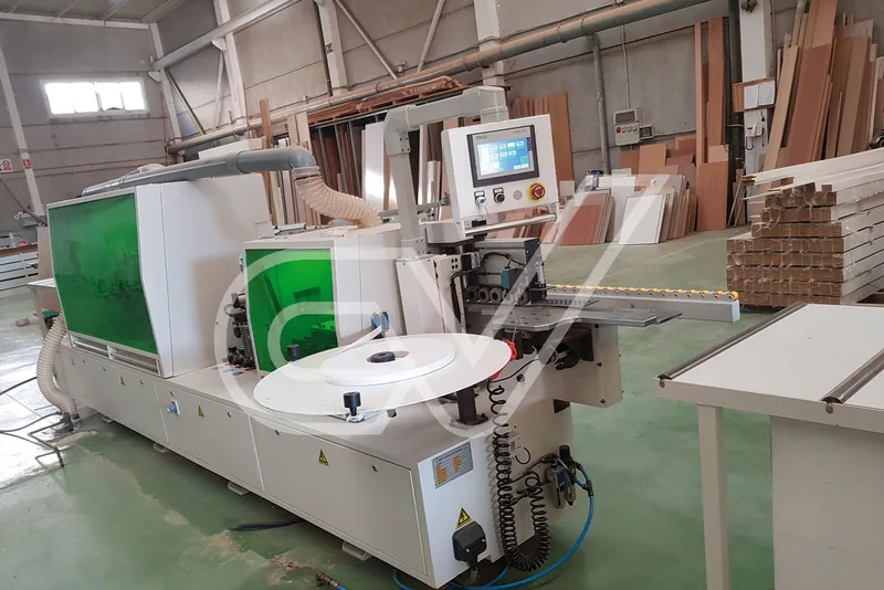 Seccionadora de paneles en la nave de fabricación