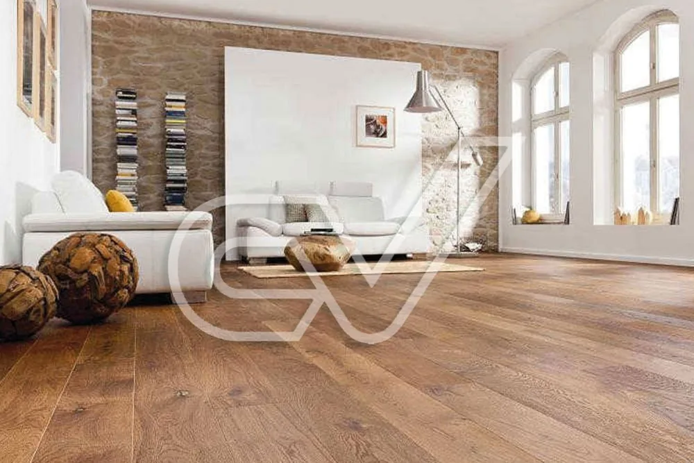 Salón con suelo de madera y grandes ventanales