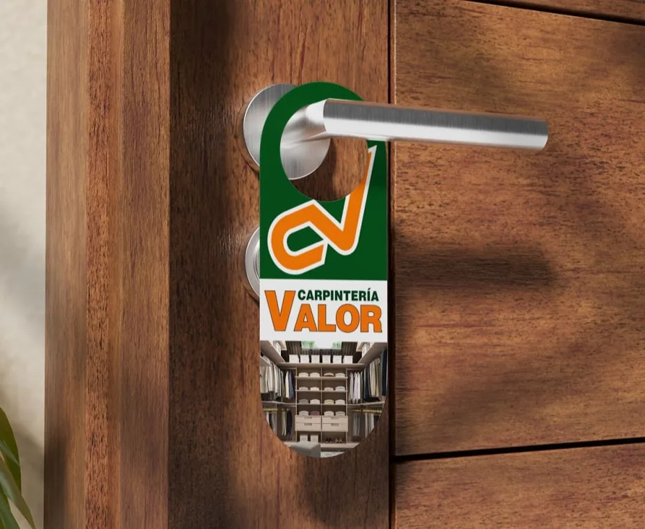 Colgador de puerta con el logotipo de Carpintería Valor sobre una puerta de madera